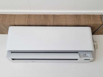 大型エアコンで、快適な温度調整が可能です - レンタルスタジオ the fit 堺東 ヨガ・ピラティス・フラダンス・整体スタジオ the fit 堺東の室内の写真