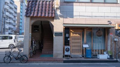 ビルの入口はこちらの階段です。1階のお料理屋さんの左隣にある階段を2階へ上がっていただき、一番手前の扉がスタジオ入口となります。 - レンタルスタジオ the fit 堺東 ヨガ・ピラティス・フラダンス・整体スタジオ the fit 堺東の入口の写真