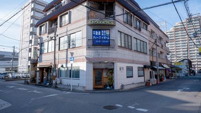 堺東駅から徒歩4分。府道30号線を渡ってすぐの角にある『イトウショウビル』の2階です。駅近で周辺にはコインパーキングやコンビニもあり、利便性抜群の立地です。 - レンタルスタジオ the fit 堺東 ヨガ・ピラティス・フラダンス・整体スタジオ the fit 堺東の外観の写真