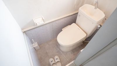 清潔感のあるお手洗い。温水洗浄便座完備で、長時間のレッスンや練習でも快適にお過ごしいただけます。清掃・除菌も徹底しております。 - レンタルスタジオ the fit 堺東 ヨガ・ピラティス・フラダンス・整体スタジオ the fit 堺東の設備の写真