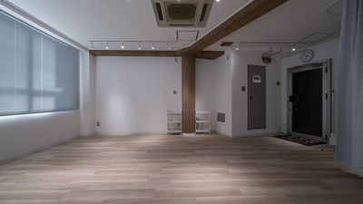 ブラインドと照明で、落ち着いた空間を演出 - レンタルスタジオ the fit 堺東 ヨガ・ピラティス・フラダンス・整体スタジオ the fit 堺東の室内の写真