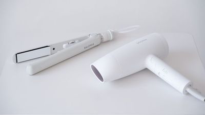 ドライヤー＆ストレートアイロン
撮影前やレッスン後のヘアセットに - レンタルスタジオ the fit 堺東 ヨガ・ピラティス・フラダンス・整体スタジオ the fit 堺東の室内の写真