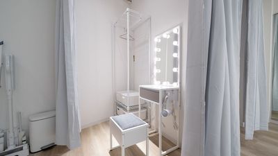 更衣室A 　ドレッサー完備 - レンタルスタジオ the fit 堺東 ヨガ・ピラティス・フラダンス・整体スタジオ the fit 堺東の室内の写真