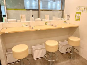 【新宿駅内徒歩2分｜2Cブース】カウンター席／高速Wi-Fi／電源・充電／テレワーク・作業・勉強等 - FEEEP 新宿西口店