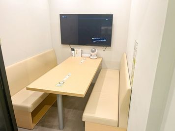 【新宿駅内徒歩2分｜14PGブース】最大6名／防音完全個室／高速Wi-Fi／55型モニター／会議・商談・面接・打ち合わせ・作業等 - FEEEP 新宿西口店