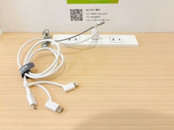 Lightning・type-C・MicroUSB付きの3-in-1ケーブルが1本ございます。
iOS・Android共に充電可能です。 - FEEEP 上野店 FEEEP上野店｜定員 1名カウンター席｜席番号1(C)の室内の写真
