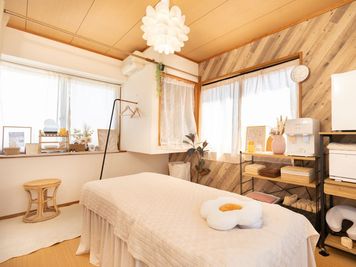 《自動マッサージベッド》エステ・整体・マッサージにぴったりです！花をモチーフにした優しいお部屋です◎ - Mileon Global House　ミリオングローバルハウス