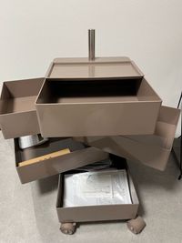 ワゴン
1番したに備品の説明書が入ってます - シュシュ レンタルサロンシュシュ🩶の設備の写真