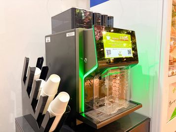 カフェマシーン設置。
コーヒー/アメリカン/カフェラテ/抹茶ラテ/ココア
※アメリカン以外アイスとホットあり - FEEEP 新宿東口（新宿三丁目）店 FEEEP新宿東口店｜定員6名半個室｜部屋番号3(G)の設備の写真