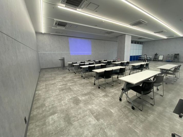 内観左側 - SAKU-Lab(サクラボ)　ところざわサクラタウン2F イベントスペース　SAKU-Lab(サクラボ)の室内の写真