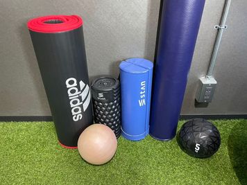 【充実の備品が無料！】ヨガマット、ストレッチポールなど各種プロップス（小道具）が無料で使い放題！インストラクターもお客様も手ぶらでOK。 - ルルピラ藤崎・室見 3F（ピラティスレンタルスペース） ルルピラ藤崎3F｜リフォーマー完備のピラティスレンタルスタジオの設備の写真