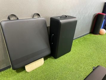【ボックス＆ジャンプボード完備】リフォーマー専用オプションパーツも無料！初心者サポートから有酸素運動まで、多様なプログラムが組めます。 - ルルピラ藤崎・室見 3F（ピラティスレンタルスペース） ルルピラ藤崎3F｜リフォーマー完備のピラティスレンタルスタジオの設備の写真