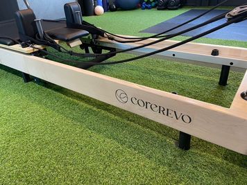 【高品質なマシン】本格的な「coreREVO」製リフォーマー常設。滑らかな動きで、お客様が満足するハイクオリティなセッションを提供できます。 - ルルピラ藤崎・室見 3F（ピラティスレンタルスペース） ルルピラ藤崎3F｜リフォーマー完備のピラティスレンタルスタジオの設備の写真