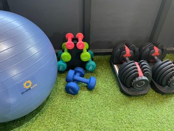 【パーソナル対応可】可変式ダンベルやバランスボールも完備。ピラティスに筋力トレーニングを組み合わせた本格的なボディメイク指導も可能です。 - ルルピラ藤崎・室見 3F（ピラティスレンタルスペース） ルルピラ藤崎3F｜リフォーマー完備のピラティスレンタルスタジオの設備の写真