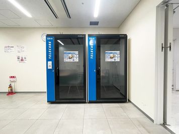 【テレキューブ】東京ビッグサイト 南棟。視線と音を遮る、プライベートな集中環境。(324−02) - テレキューブ 東京ビッグサイト 南棟