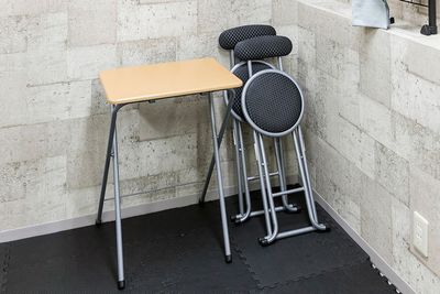 机1つ、椅子2脚 - 【松屋町駅徒歩2分長堀8分】SKYレンタルジム長堀松屋町店 【松屋町徒歩2分長堀橋10分】SKYレンタルジム長堀松屋町店の設備の写真