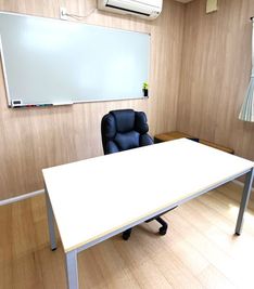 堺市駅スタディー会議室 堺市駅5分｜貸会議室｜自習・打ち合わせ・少人数利用に最適の室内の写真
