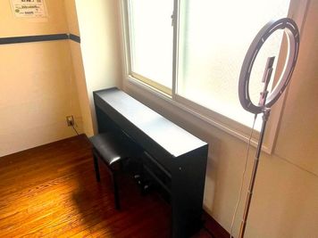 電子ピアノ・リングライト - スタジオディライツ　青葉台 青葉台駅3分　24時間利用できるダンススタジオの設備の写真