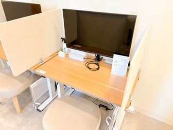 【東京駅徒歩3分|24時間営業|11Cブース】カウンター席/高速Wi-Fi/31.5型モニタ/電源・充電/テレワーク・作業・勉強 - FEEEP 東京八重洲(日本橋)店