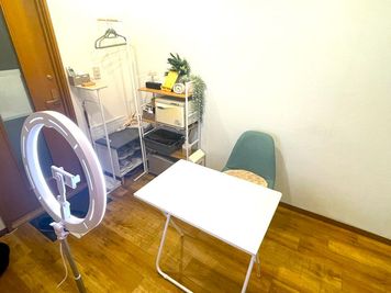 リングライトを使った配信もできます - スタジオディライツ　青葉台 青葉台駅3分　24時間いつでも利用できる会議室　配信でも利用可能の設備の写真