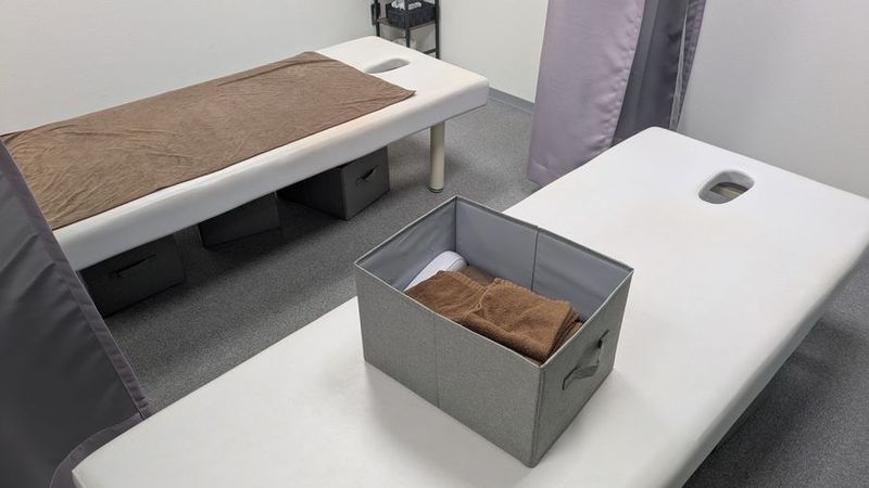 ベッドは3台ありますので、複数人でのご利用も可能です。
タオルやお客様用のウェアもございます。 - 全力ストレッチ経堂店 シェアサロン経堂の室内の写真