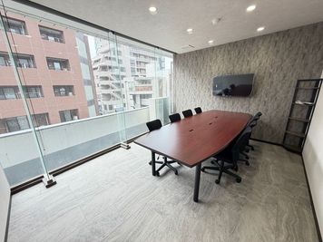 【柏駅から徒歩1分】モニター・フリードリンク付き8名会議室（Room A） - いいオフィス柏