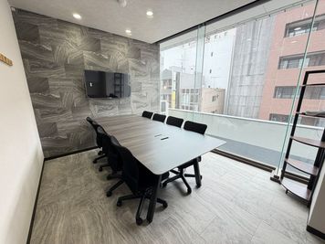 【柏駅から徒歩1分】モニター・フリードリンク付き8名会議室（Room B） - いいオフィス柏