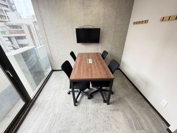 【柏駅から徒歩1分】モニター・フリードリンク付き4名会議室（Room C） - いいオフィス柏