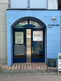 左の扉の奥にエレベーターがあります。
右の扉は階段です。 - 鹿児島交流３cafe.Labの外観の写真