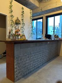 ディスプレイや物販に使えるカウンター（１）

幅350cm × 奥行60cmと
広々しているので、
作品展示や商品販売にもぴったりです。 - 鹿児島交流３cafe.Labの室内の写真