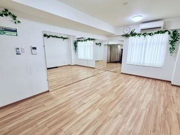 《VILLENT西梅田》 《VILLENT梅田ダンススタジオ402》の室内の写真