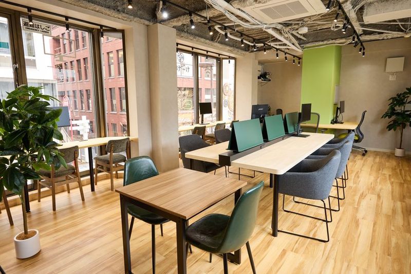 2階カジュアルエリア（会話OK） - BOTTOS 没頭作業カフェ　御茶ノ水駅前店 BOTTOS 没頭作業カフェ 御茶ノ水駅前店の室内の写真