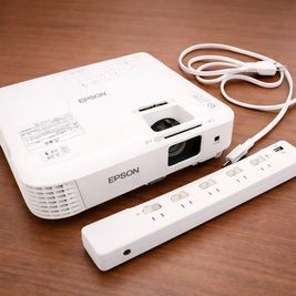 ご自由に利用できる備品です。
HDMIケーブルやプロジェクターや延長コードなど - Salon Lili+ YAMATO 【31㎡】完全個室｜ネイル施術・練習・準備まで余裕レンタルサロンの設備の写真