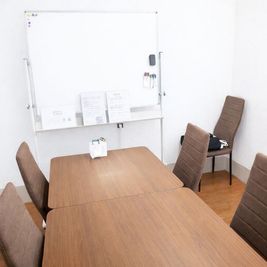 施術の指導や教育などでご利用いただけます。 - Salon Lili+ YAMATO 【31㎡】完全個室｜ネイル施術・練習・準備まで余裕レンタルサロンの室内の写真