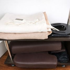 ご自由に利用できる備品です。
電気毛布や各種クッションなど - Salon Lili+ YAMATO 【31㎡】完全個室｜ネイル施術・練習・準備まで余裕レンタルサロンの室内の写真