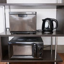 ご自由に利用できる備品です。
タオルウォーマーや電子レンジなど - Salon Lili+ YAMATO 【31㎡】完全個室｜ネイル施術・練習・準備まで余裕レンタルサロンの設備の写真