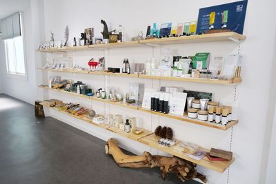 棚には商品が陳列しており、こちらは基本撤去はできません。ただ、展示会を開催される場合は要相談となります。 - Fes Liaison FUKUOKA の室内の写真