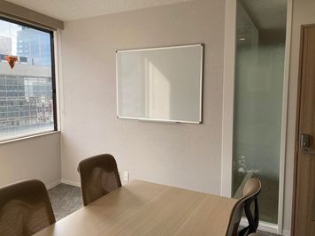 ハミングバード小会議室 【天神駅4分】定員6名！会議・商談に最適な完全個室／Room02の設備の写真