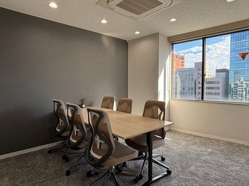 天神駅徒歩圏内！Wi-Fi＆ホワイトボード完備。明るく清潔な室内は、商談やWeb会議、打ち合わせに最適。1階の焼肉きんぐが目印★ - ハミングバード小会議室