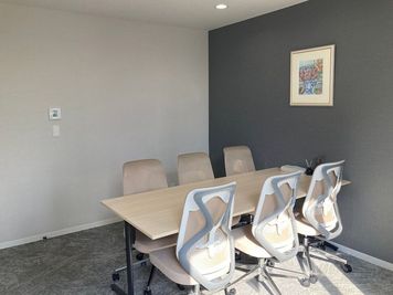 ハミングバード小会議室 【天神駅4分】定員6名！会議・商談に最適な完全個室／Room02の室内の写真