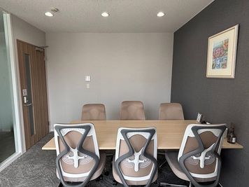 ハミングバード小会議室 【天神駅4分】定員6名！会議・商談に最適な完全個室／Room02の室内の写真