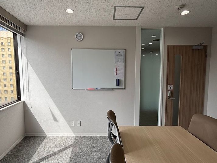 【天神駅4分】定員6名！会議・商談に最適な完全個室／Room02 - ハミングバード小会議室
