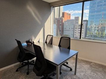 ハミングバード小会議室 【天神駅4分】定員4名！会議・商談に最適な完全個室／Room03の室内の写真
