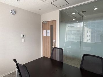 ハミングバード小会議室 【天神駅4分】定員4名！会議・商談に最適な完全個室／Room03の室内の写真