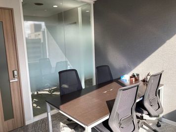 天神駅徒歩圏内！Wi-Fi完備。明るく清潔な室内は、商談やWeb会議、打ち合わせに最適。1階の焼肉きんぐが目印★ - ハミングバード小会議室