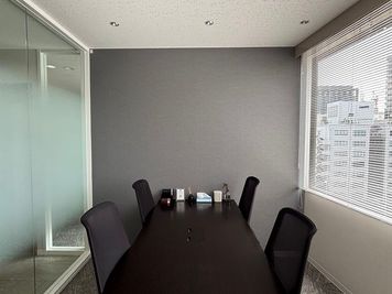 ハミングバード小会議室 【天神駅4分】定員4名！会議・商談に最適な完全個室／Room03の室内の写真