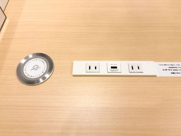 コンセントが4つ、USB差し込み口が2つ、無線充電器が2つございます。
※画像のものが2セット - FEEEP 銀座店 FEEEP銀座店｜定員6名個室｜部屋番号13(PG)の室内の写真
