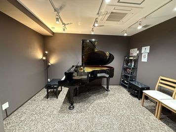 【大倉山駅徒歩1分】17.24㎡/グランドピアノ備え付きの音楽スタジオ 防音設備のある音楽ルーム - ルービー大倉山