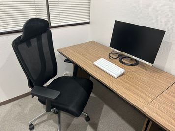 【新横浜駅5分】1~2名利用！モニター完備/WEB会議/テレワーク/面接/駅近/広い個室と大きな机で快適/ライブ前の待機に - TIME SHARING ビステーション新横浜