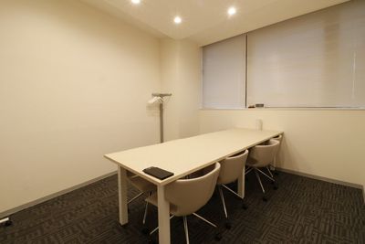 駅チカ!【会議室1】ホワイトボードを完備した会議室です。 - THE HUB 日本橋茅場町